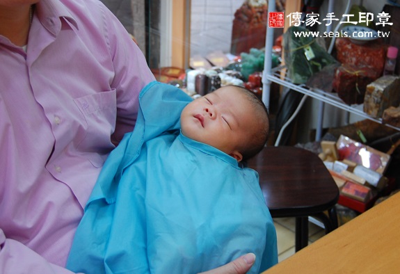 吳寶寶(新北永和區到府嬰兒寶寶滿月剃頭理髮、免費到府嬰兒剃胎毛儀式吉祥話)。到府剃頭剃胎毛主持、專業拍照、DVD光碟、證書。★購買「臍帶章、肚臍章、胎毛筆刷印章」贈送：剃頭、收涎、抓周，三選一。2015.10.25 照片15